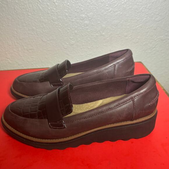 Clarks Womens Loafers Shoes Purple Leather Comfort Slip On Size 7.5 WIDE - Picture 1 of 8
